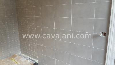 La pose de la faence murale est termine. Des joints hydro viennent termins la pose. Les murs sont dsormais parfaitement tanches. Suivra la pose du sche serviettes, des interrupteurs et de la paroi de douche - CARRELAGE MODERNE FAIENCE LISTEL ESCALIER 