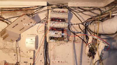 Avant une mise aux normes lectriques, l'essentiel avant toutes choses est de bien reprer tous les circuits. Vient ensuite, la neutralisation provisoire des lignes dans l'attente de leur installation dfinitive. (voir photo suivante) - TABLEAU ELECTRIQUE COMMUNICATION CONSUEL