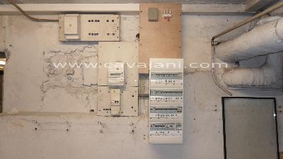 L'intervention est termine. Les fils avec de l'isolant en tissu ont t remplacs. Le tableau lectrique a t chang et dplac ainsi que les disjoncteurs divisionnaires. Des inter-diffrentiels + para-foudre sont galement connects. - TABLEAU ELECTRIQUE COMMUNICATION CONSUEL